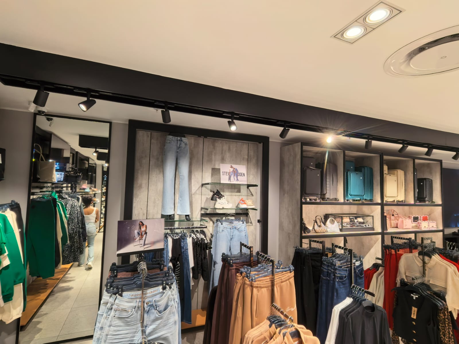 Steve Madden rear display zone