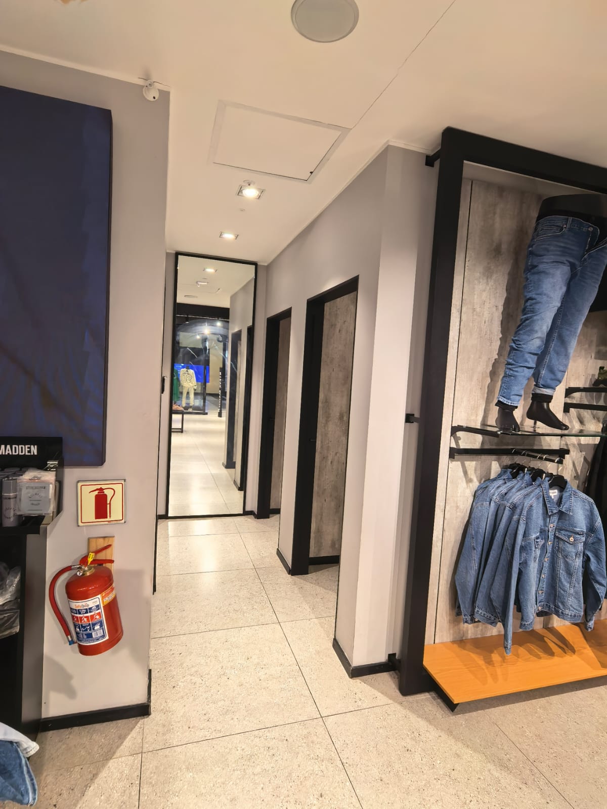 Steve Madden fitting room zone